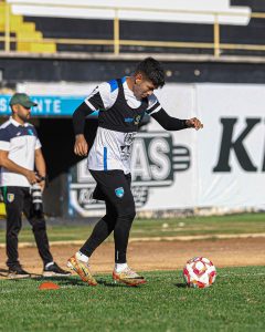 Jonathan Martínez posa en su primer entrenamiento como refuerzo astado rumbo al Clausura 2026.