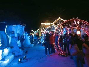 Familias disfrutan la magia y las luces de la Villa Navideña en el Gran Parque de La Plancha, uno de los espacios más visitados durante la temporada decembrina.