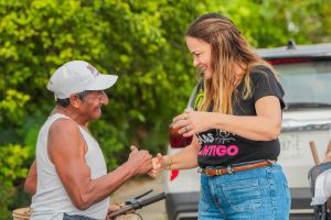Cecilia Patrón escucha de primera mano a los vecinos del Fracc. Santa Cruz Palomeque, reforzando un gobierno cercano que atiende y da seguimiento a las necesidades de la comunidad.