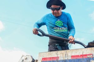 Cuadrilla de bacheo del Ayuntamiento de Mérida realiza trabajos de rehabilitación vial en el Fracc. Santa Cruz Palomeque, como parte del operativo supervisado por Cecilia Patrón para atender reportes ciudadanos.