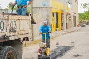 Trabajos de bacheo avanzan en el Fracc. Santa Cruz Palomeque para mejorar la infraestructura vial, como parte de las acciones impulsadas por el Ayuntamiento de Mérida para atender a la comunidad.