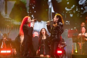 Alex Lora enciende la Plaza Grande de Mérida con su potente voz y energía durante el homenaje a Armando Manzanero, sumándose a la noche histórica del Mérida Fest 2026 ante miles de asistentes.