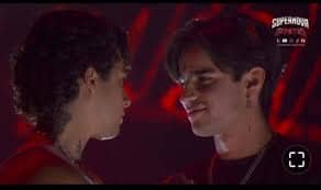 Cara a cara sin filtros. Miradas que retan, tensión en el aire y un encare que deja claro que ninguno piensa dar un paso atrás.