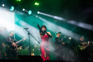 Susana Zabaleta emociona al público durante su presentación en el homenaje a Armando Manzanero, en una noche inolvidable del Mérida Fest 2026 ante un lleno total en la Plaza Grande de Mérida.