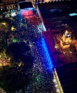 Vista aérea del lleno total en la Plaza Grande de Mérida, donde miles de asistentes se reunieron para vivir el emotivo homenaje a Armando Manzanero durante el Mérida Fest 2026, en una noche que confirmó el profundo arraigo cultural y la pasión de la ciudad por su música.