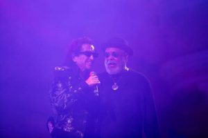 Alex Lora y Francisco Céspedes comparten escenario y emoción durante el homenaje a Armando Manzanero, regalando un momento memorable en el Mérida Fest 2026 ante un lleno total en la Plaza Grande de Mérida.