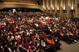 Niñas y niños de Casa Otoch y escuelas de Mérida disfrutan la puesta en escena Kanan Kaab, una experiencia de teatro con mensaje ambiental que promueve la conciencia ecológica desde la infancia en el Teatro Armando Manzanero.