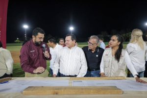 El Gobernador Joaquín Díaz Mena supervisa las Obras en Telchac Pueblo amplían deporte nocturno, al constatar los avances en la iluminación del campo de béisbol “Independencia”, proyecto que fortalece la convivencia familiar y el uso seguro de espacios deportivos por las noches.