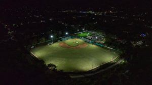 Las Obras en Telchac Pueblo amplían deporte nocturno al dotar de nueva iluminación al campo de béisbol “Independencia”, permitiendo que niñas, niños y jóvenes practiquen deporte en un espacio seguro y bien acondicionado durante la noche.