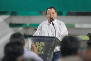 Con las Obras en Telchac Pueblo amplían deporte nocturno, autoridades estatales y municipales recorren el campo de béisbol “Independencia”, que contará con iluminación moderna para impulsar el deporte y la participación comunitaria en horarios nocturnos.
