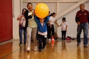 Estudiantes de 18 CAM realizaron actividades recreativas adaptadas en la Unidad Deportiva Kukulcán, fortaleciendo sus habilidades motrices y reafirmando que SEGEY impulsa la inclusión a través del deporte y la convivencia.