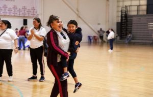 Autoridades educativas y familias acompañaron a las y los estudiantes durante las dinámicas motrices, en un evento que consolidó un entorno seguro e incluyente y reflejó el compromiso de la Segey con la educación integral.