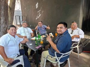 Sergio Vadillo convive con periodistas durante el Convivio de Sergio Vadillo con la prensa realizado en el restaurante Senza by Brangus, en un ambiente de cercanía y diálogo político.