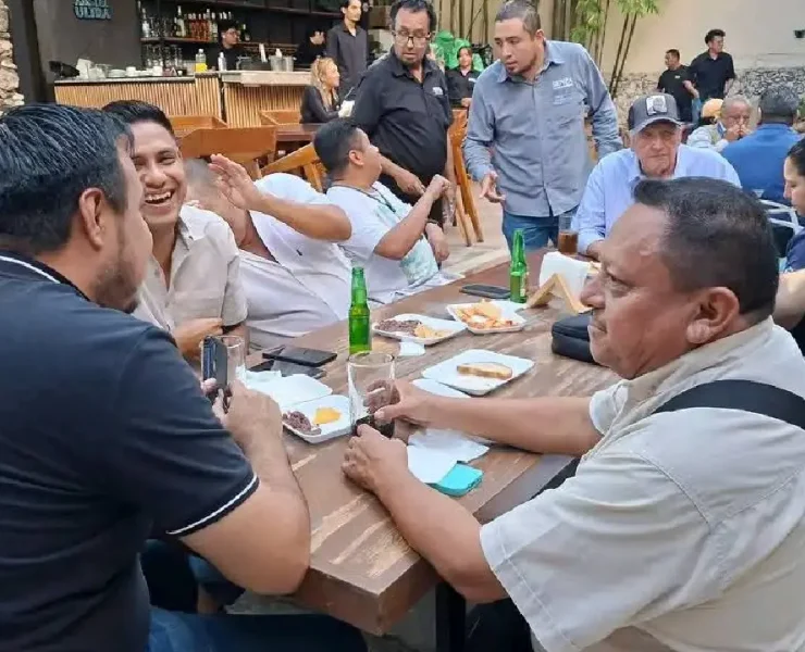 Convivio de Sergio Vadillo con la prensa y le ofrece su mano amiga