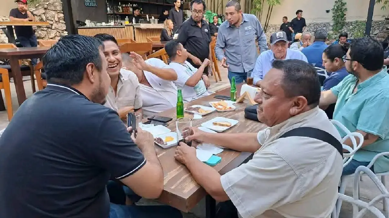 Convivio de Sergio Vadillo con la prensa y le ofrece su mano amiga