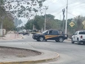 Elementos de la SSP aseguraron el paso peatonal del Fraccionamiento San Marcos Sustentable tras el disturbio tras discusión vial, donde se registró un forcejeo y la detonación de un arma de fuego.