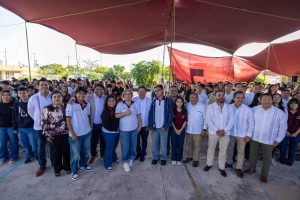 El Gobernador Joaquín Díaz Mena inauguró la nueva cafetería de la Preparatoria Estatal No. 11, reafirmando que fortalecen estructura educativa con espacios dignos para el bienestar y desarrollo integral de las y los estudiantes en Yucatán.