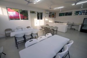 Autoridades estatales y educativas acompañaron al alumnado durante el evento, destacando la inversión en infraestructura escolar con la que fortalecen estructura educativa con espacios dignos y mejores condiciones para el aprendizaje en Yucatán.