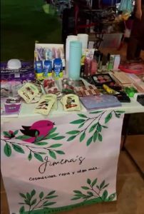 Emprendedoras y emprendedores locales exhiben y venden sus productos como parte del Apoyo a mujeres y hombres emprendedores, fortaleciendo la economía familiar y el consumo local en Xcumpich.