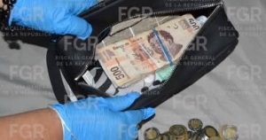 El dinero en efectivo decomisado durante el cateo en Progreso fue asegurado por la FGR y presentado como prueba dentro del proceso judicial contra los imputados.