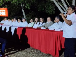 Integrantes del PRI y del Onmpri durante la renovación del comité municipal en Chikindzonot, reforzando el vínculo con las comunidades mayas y el trabajo territorial del partido.