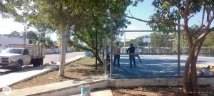 Cuadrillas de Servicios Públicos Municipales realizan trabajos de reparación y pintura en el parque del Fraccionamiento Santa Cruz Palomeque, reflejando la atención directa y oportuna del Ayuntamiento de Mérida.