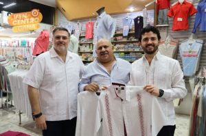 Autoridades estatales, municipales y representantes de CANACO SERVYTUR MÉRIDA durante la rueda de prensa donde se anunció que regresa la dinámica “Ven al Centro y Gana”, una estrategia para fortalecer el comercio del Centro Histórico y atraer a más visitantes.