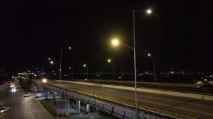 Con la instalación de nueva infraestructura eléctrica y postes metálicos, el Gobierno del Estado renovó la iluminación para brindar mayor seguridad y tranquilidad a quienes transitan diariamente por esta vialidad estratégica.
