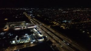El Gobierno del Estado renovó la iluminación del paso superior vehicular de Dzityá con luminarias LED, mejorando la visibilidad y la seguridad vial en el Anillo Periférico de Mérida.