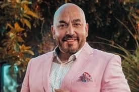 Lupillo Rivera participa como uno de los expertos del Nuevo reality show de Televisa, analizando las estrategias y conflictos entre las parejas en cada emisión.