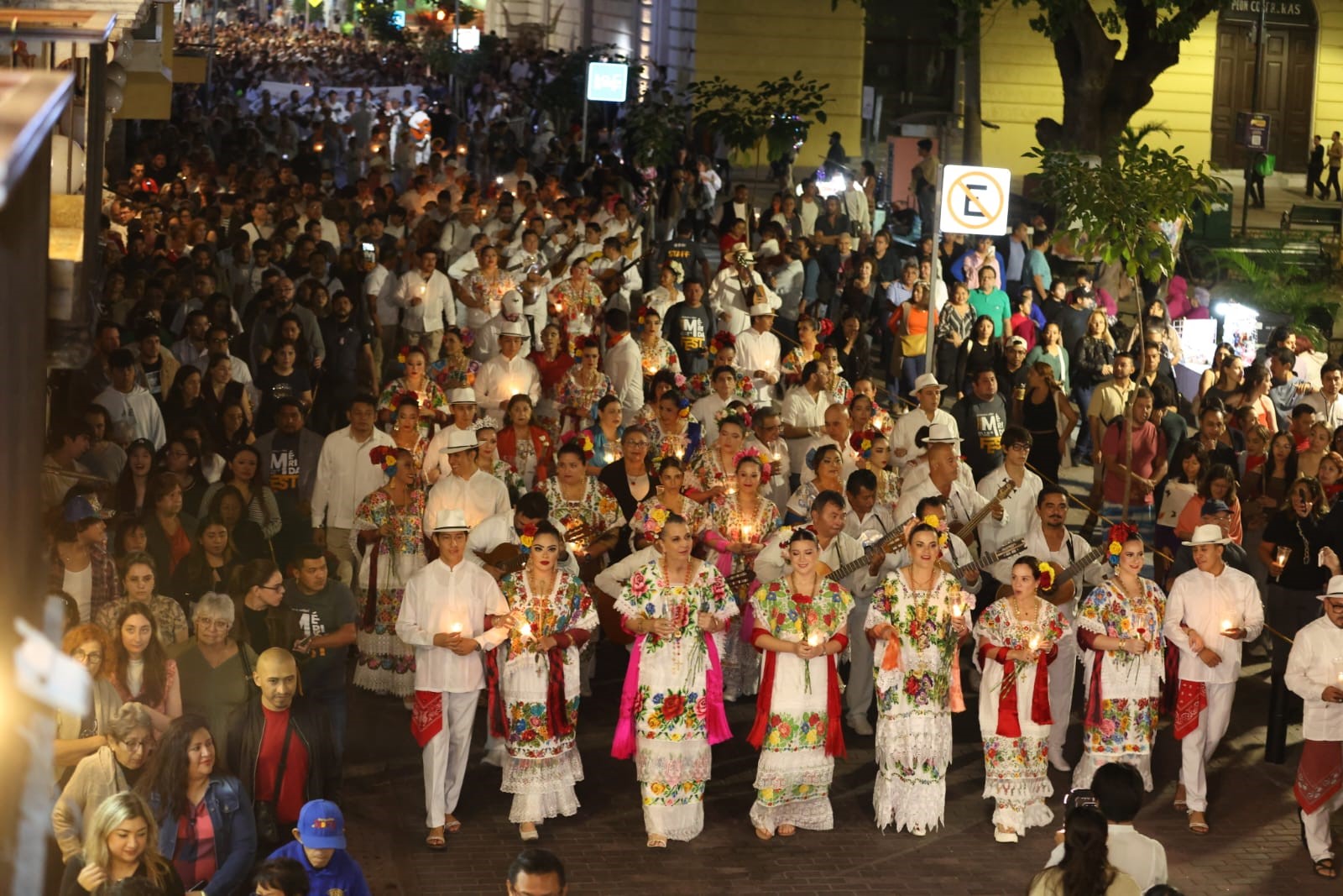 Mérida celebra 484 años de historia, tradición e identidad: cientos de voces le cantan las mañanitas