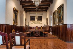 Vista del interior del Palacio Municipal de Mérida, donde el arte, la historia y las decisiones de gobierno se unen para preservar el legado cultural de la capital yucateca.