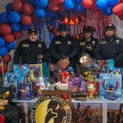 Policías transforman un cumpleaños en un recuerdo inolvidable