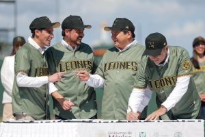 Gobernador Joaquín Díaz Mena y el director general del IMSS, Zoé Robledo Aburto, atestiguaron la firma de un convenio con el club Leones de Yucatán que promoverá mejores condiciones para personal que presta servicios durante la temporada