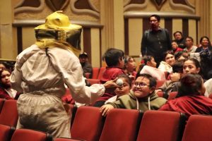 El Teatro Armando Manzanero se llenó de niñas y niños durante la presentación de Kanan Kaab, una obra que combinó arte y aprendizaje para acercarlos al valor cultural de la apicultura en Yucatán.