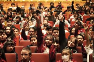 Estudiantes de educación básica disfrutaron de una experiencia artística única en el Teatro Armando Manzanero, donde danza, música y actuación dieron vida a Kanan Kaab.