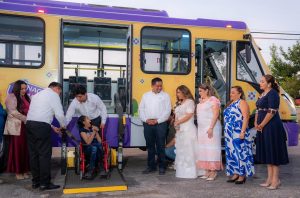 entrega simbólica de un camión al DIF Municipal de Valladolid que permitirá facilitar el traslado de niñas y niños con discapacidad y de familias