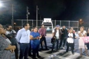 El maestro Arturo León dialoga con vecinos de Santa Cruz Palomeque durante un recorrido nocturno, reforzando la cercanía y la atención inmediata del Ayuntamiento de Mérida.