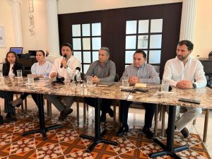 Integrantes del nuevo Consejo Directivo de la AMASFAC Yucatán participaron en la rueda de prensa donde se anunció el relevo institucional y los principales retos que enfrentará el sector asegurador en el estado.