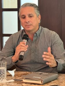 Autoridades nacionales y estatales de la AMASFAC durante la presentación oficial del cambio de presidencia en Yucatán, destacando la importancia de la capacitación y la cultura del seguro en la región.