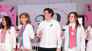 Integrantes, voluntarios y representantes de la sociedad civil durante el brindis conmemorativo donde AMYCC celebró su 30 aniversario, reafirmando su compromiso con la salud y la prevención.