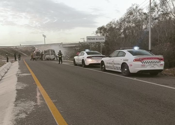 Ambulancia en llamas: Impactante incendio en carretera federal