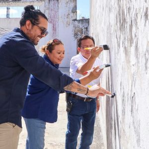 Representantes de Sociedad Valiente supervisan la rehabilitación de espacios comunitarios como parte del Programa “Ayudar es Ayudar”, iniciativa que impulsa la participación social y el compromiso empresarial en Yucatán.