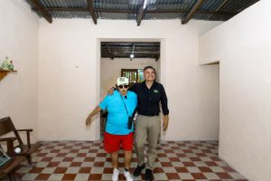 Sergio Vadillo Lora dialoga con integrantes de la Unión de Baratilleros durante la entrega de mejoras realizadas a través del Programa “Ayudar es Ayudar”, destacando el trabajo en equipo y la dignificación de espacios.