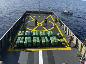 Elementos de la Armada de México resguardan los 188 bultos con toneladas de presunta cocaína asegurados durante el operativo conjunto en altamar.