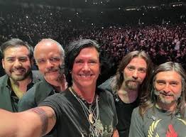 La legendaria banda mexicana Caifanes hizo vibrar el Centro de Espectáculos Montejo con un concierto inolvidable que puso a cantar a miles en el Sábado de Fantasía.