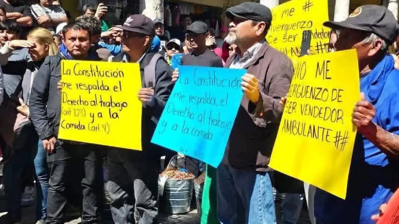 Comerciantes inconformes por reubicaciones estallan