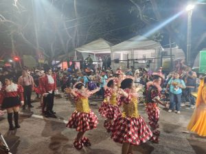 Las comparsas llenaron el derrotero de ritmo, color y energía, conquistando al público con coreografías vibrantes y espectaculares atuendos carnavalescos.
