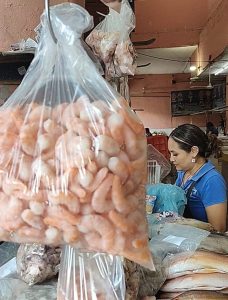 Venta de camarón y pescado aumenta en los mercados locales tras el Inicio de la cuaresma en Yucatán.