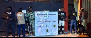 Elementos estatales y federales durante el operativo que dejó droga incautada en Dzununcán y dos personas detenidas en el sur de Mérida.